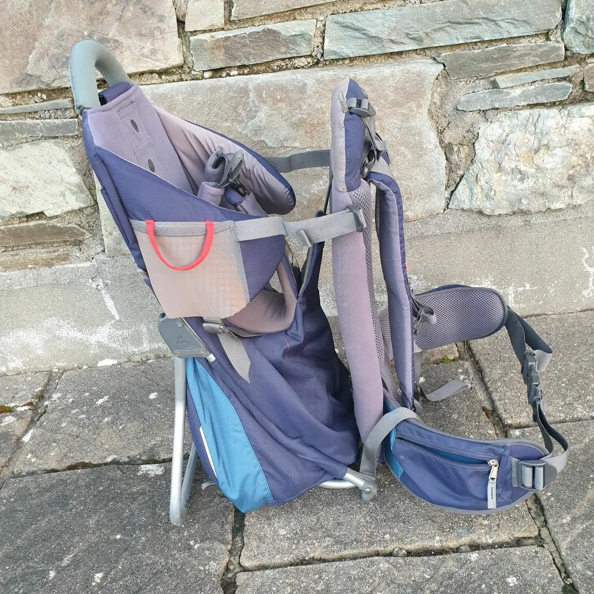 Hiking baby carrier with sun & rain cover - Image 1