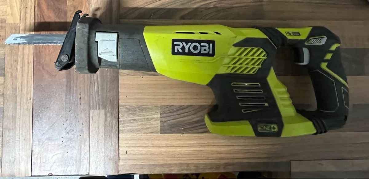 Ryobi reciprocating saw with battery & charger 18v - Image 1