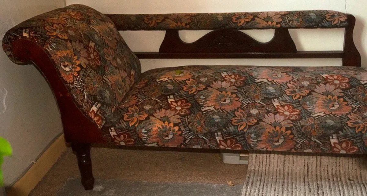 Small chaise lounge, two matching armchairs - Image 2