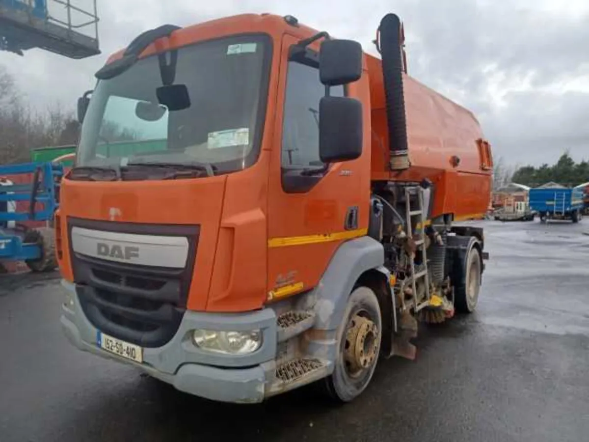 2015 Daf Lf 220 Fa 16t Sweeper For Auction - Image 1
