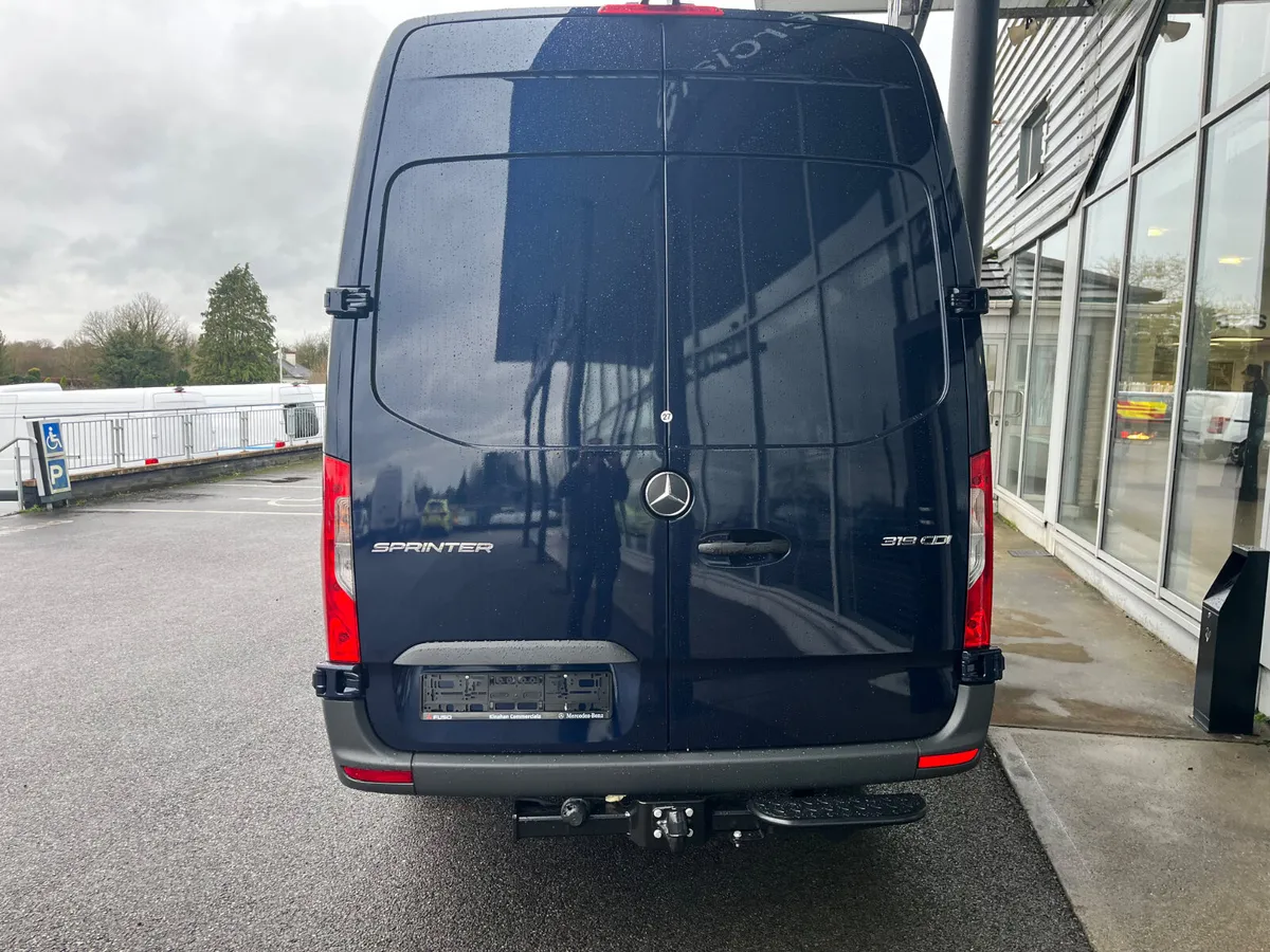 261 Mercedes-Benz Sprinter 319 SELECT Auto - Image 3