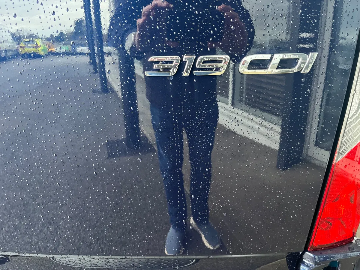 261 Mercedes-Benz Sprinter 319 SELECT Auto - Image 4