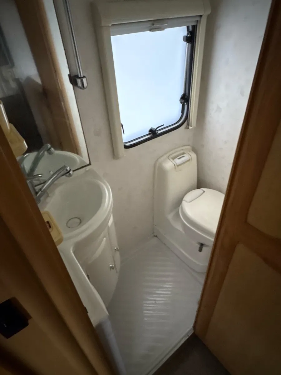 04 Compass Avantgarde  4berth As new only 40,000m! - Image 4