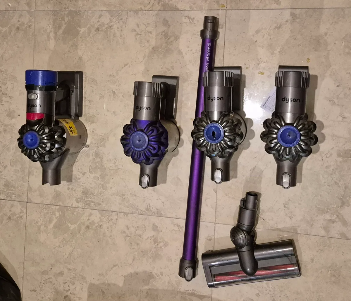 JOB LOTS CORDLESS DYSON V6 VACUUM  CHARGER  HAS AL - Image 4
