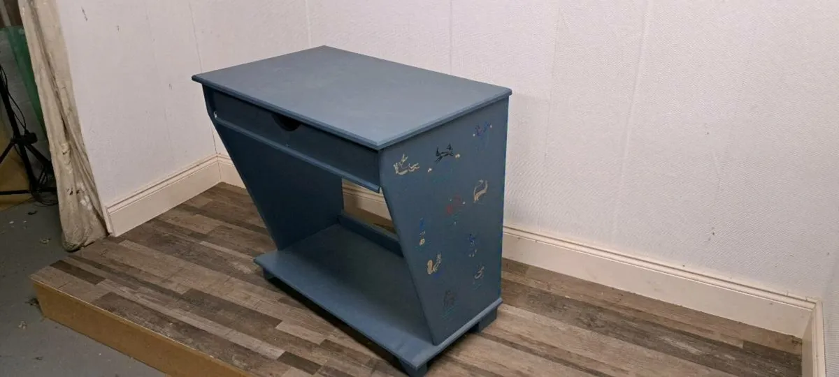 Children's desks - Image 1