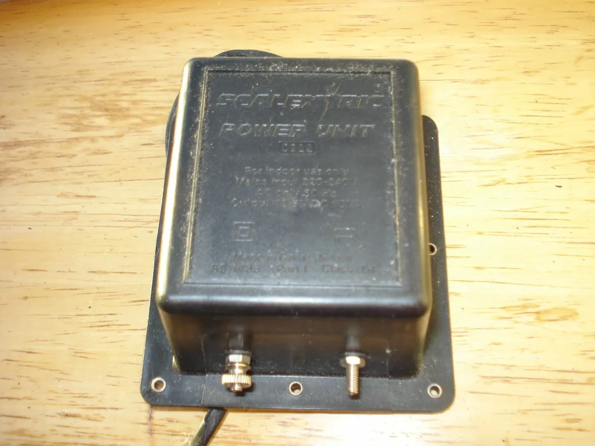 SCALEXTRIC HORNBY POWER PACK & 4 CONTROLLERS. - Image 2