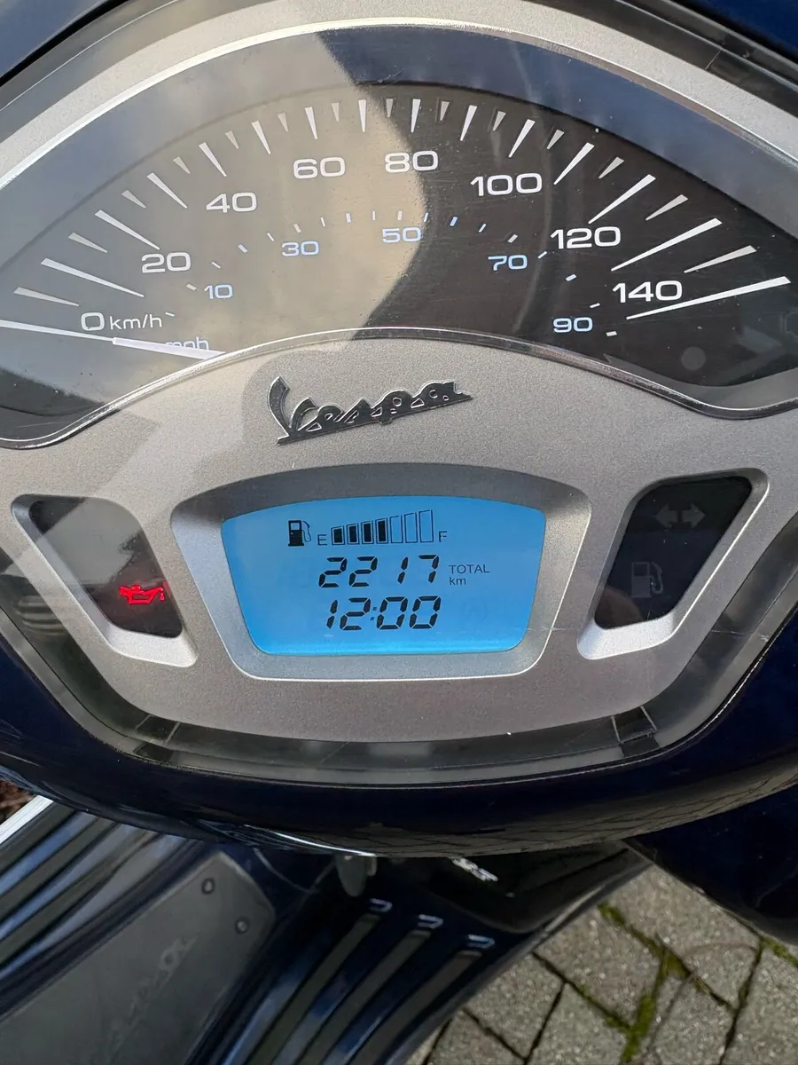 Vespa 125 only 2200 km - Image 3