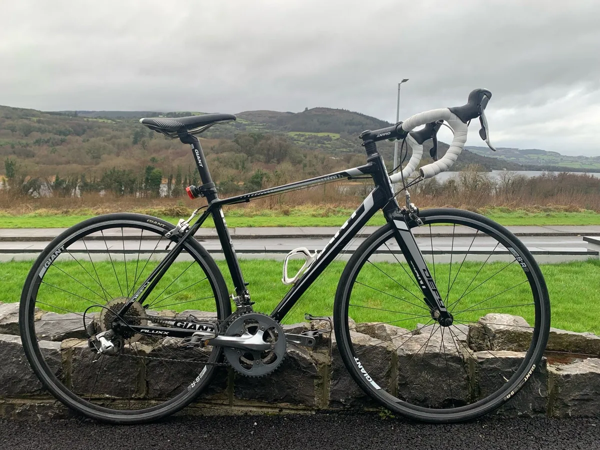 Giant Defy Road Bike - Image 1