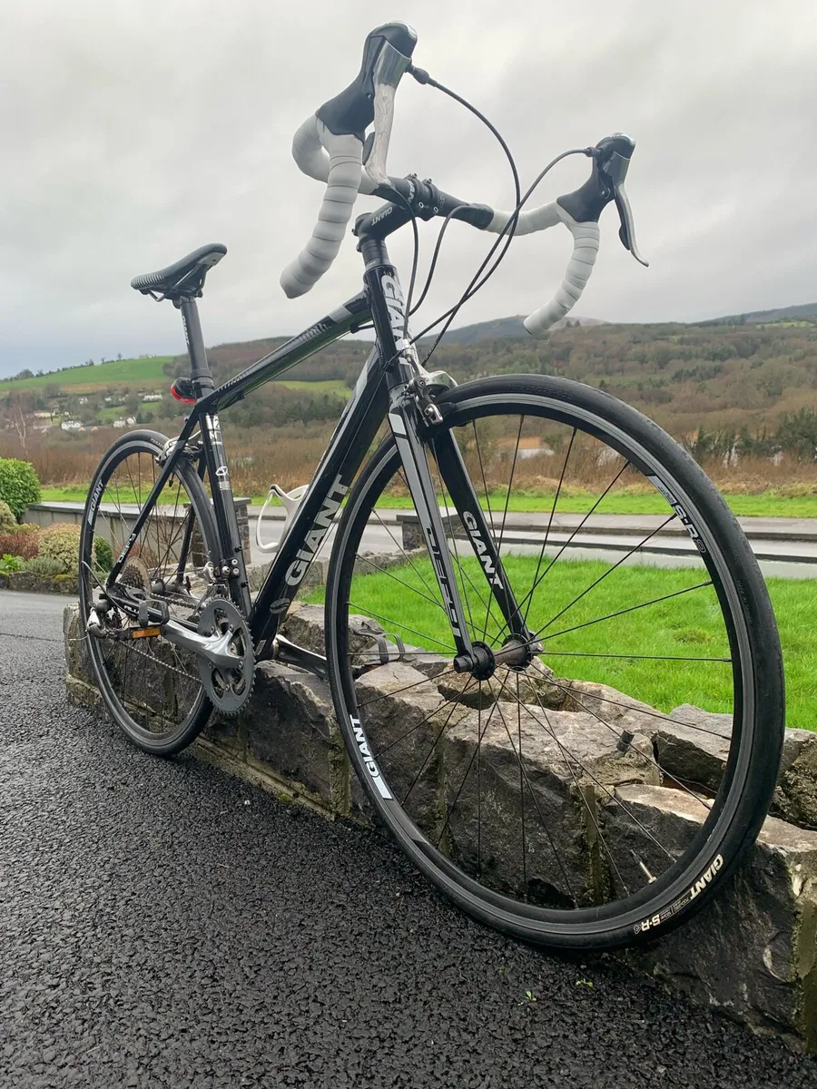 Giant Defy Road Bike - Image 2