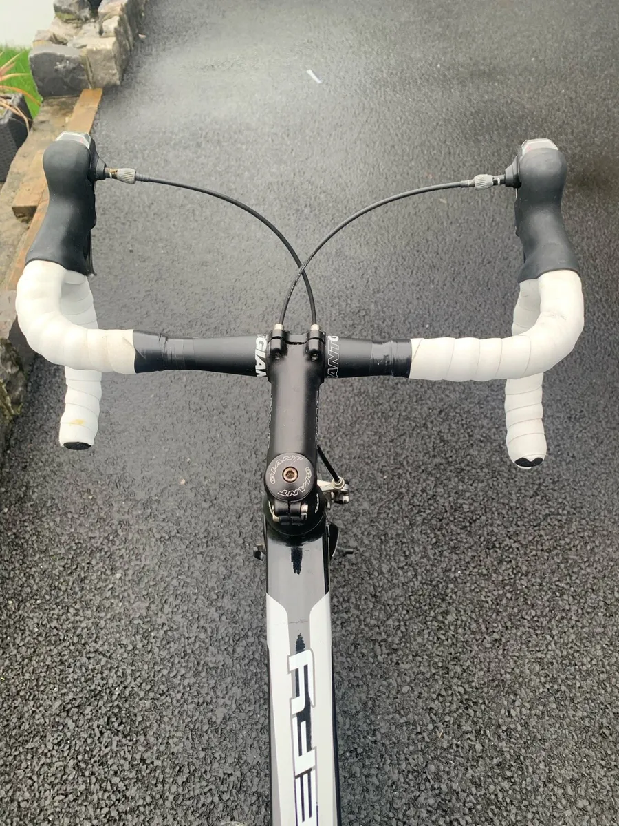 Giant Defy Road Bike - Image 4