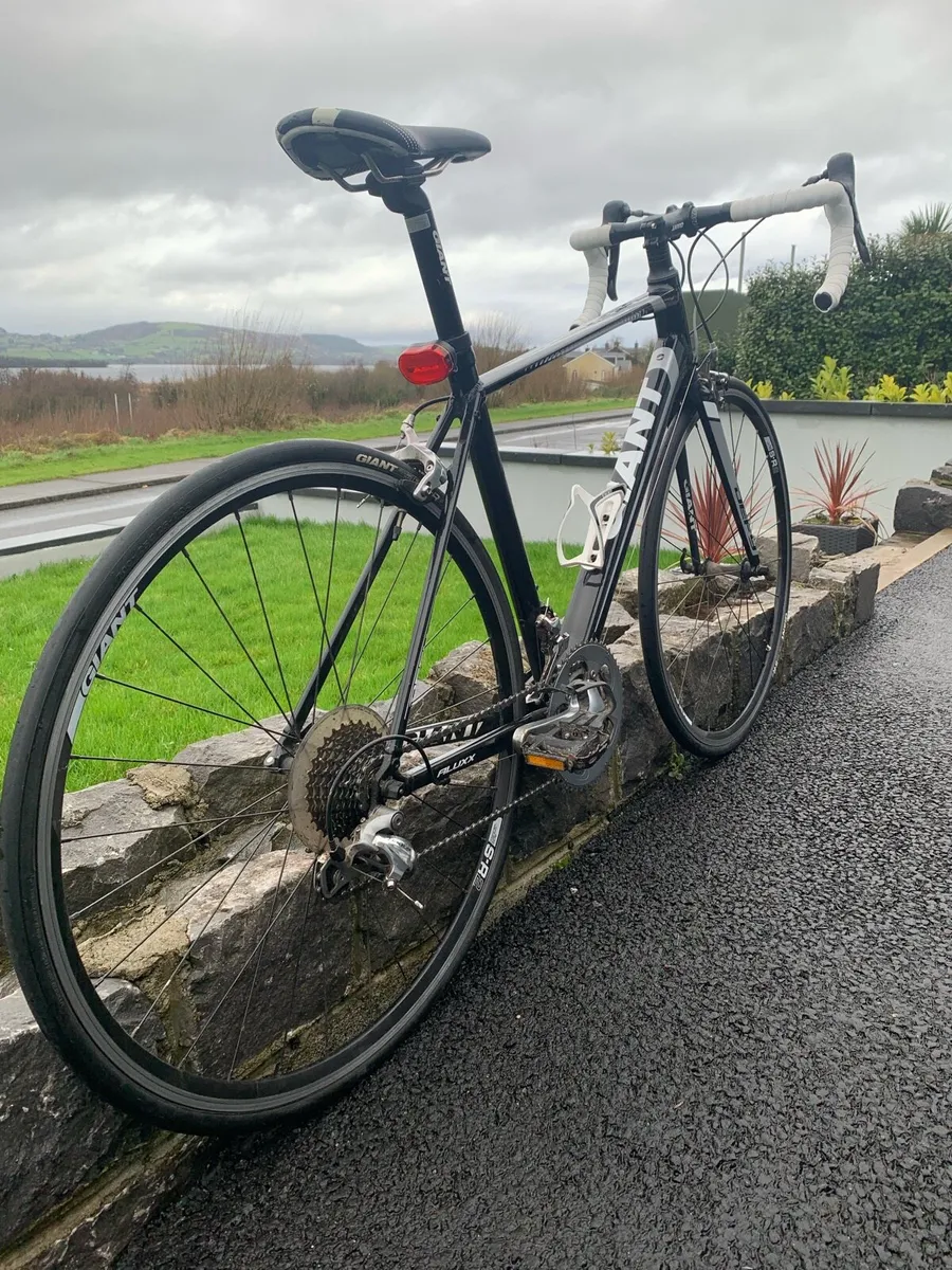 Giant Defy Road Bike - Image 3