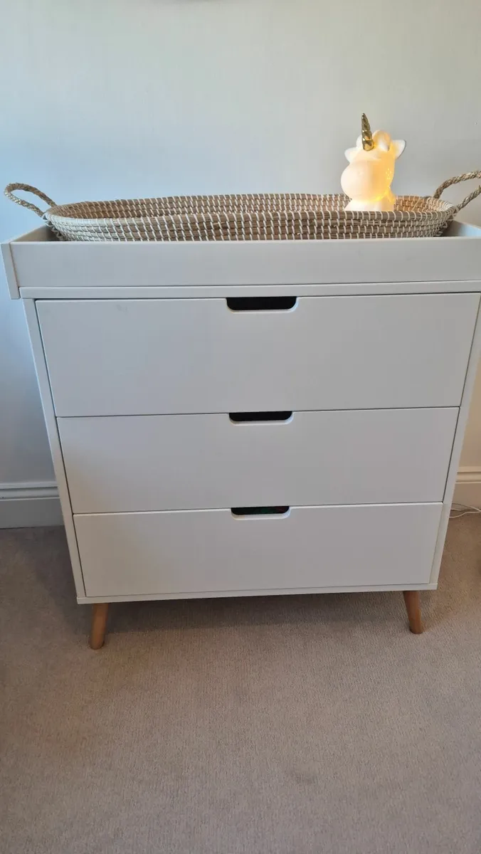 Baby changing table - Image 1