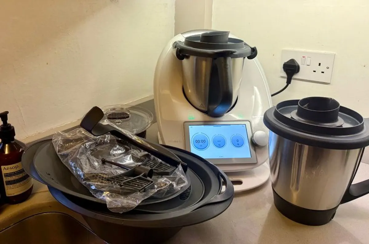 Thermomix TM6 plus extra mixing bowl and accessories - Image 2