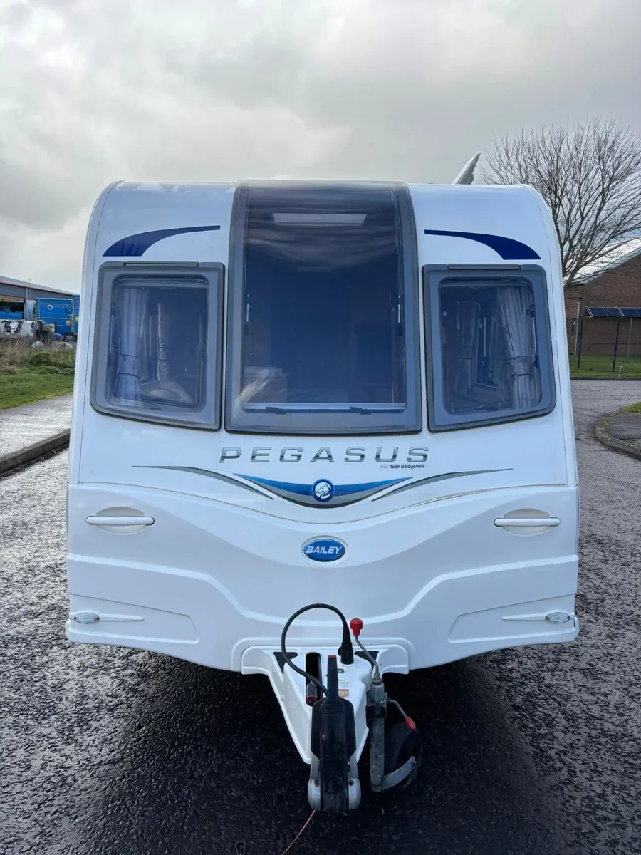 2013 Bailey Verona GT65 fixed bed - Image 3