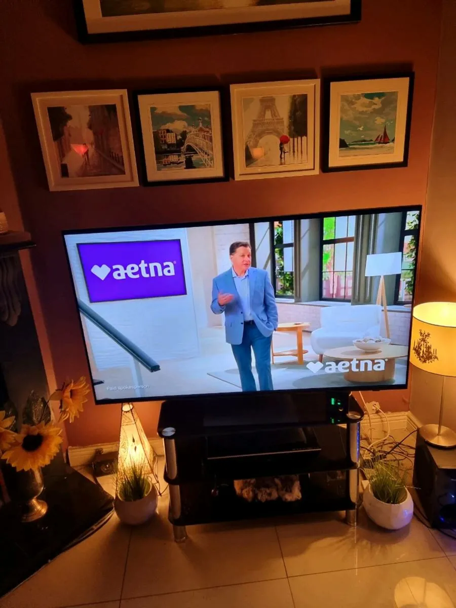 8k Samsung 55 inch tv - Image 3