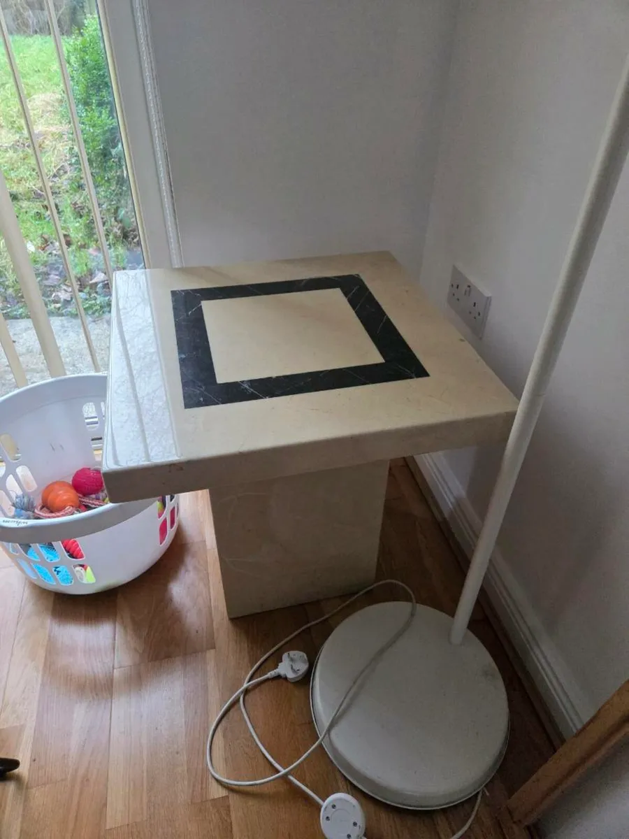 Marble table - Image 1