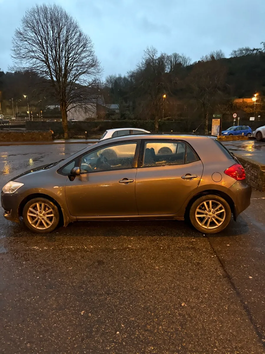 Toyota Auris 2008 - Image 2