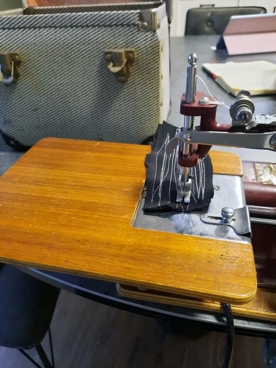 Vintage collectors mini Essex sewing machine - Image 3