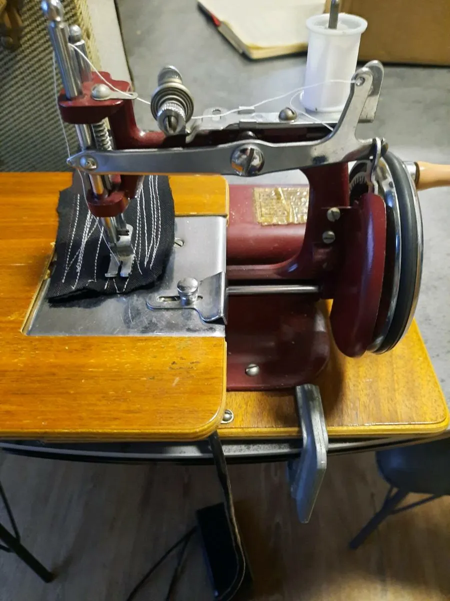 Vintage collectors mini Essex sewing machine - Image 2