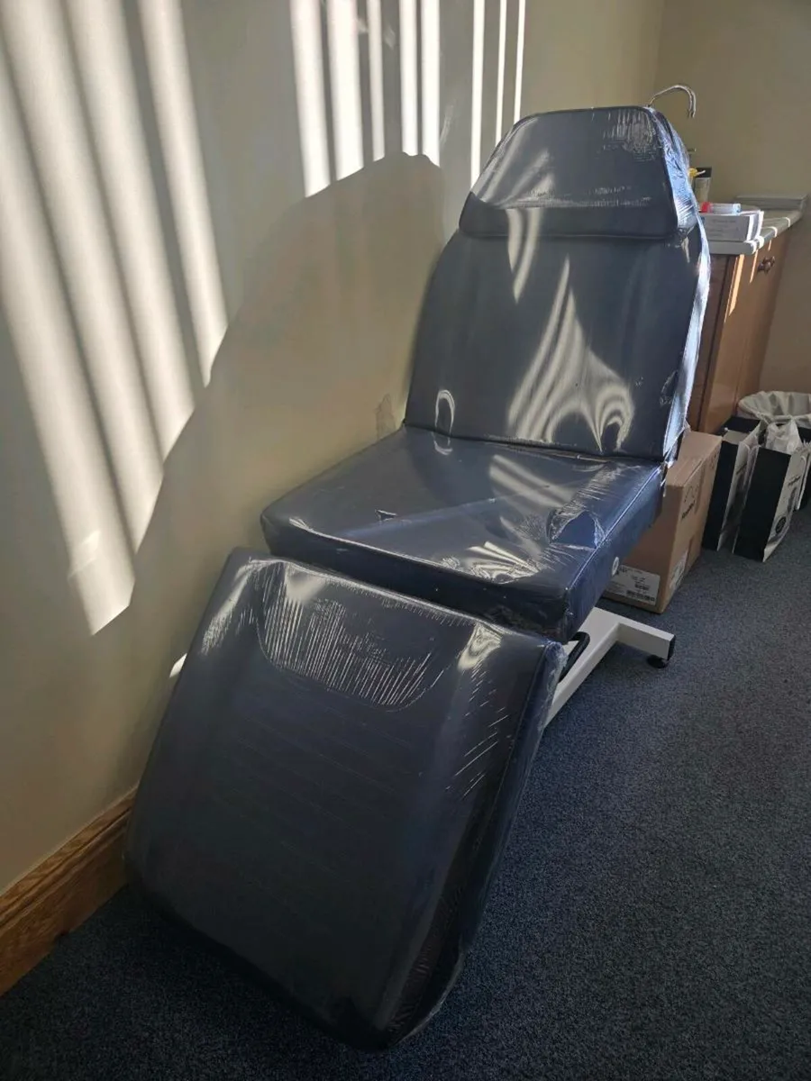 Treatment chair - Image 1