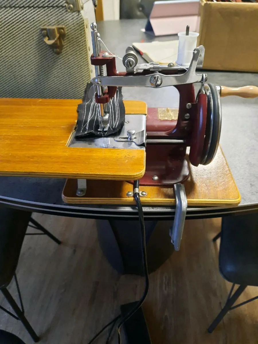 Vintage collectors mini Essex sewing machine - Image 1