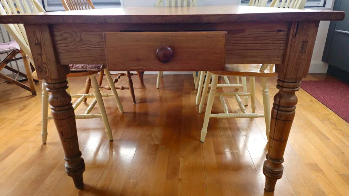 Kitchen table and 4 chairs - Image 3