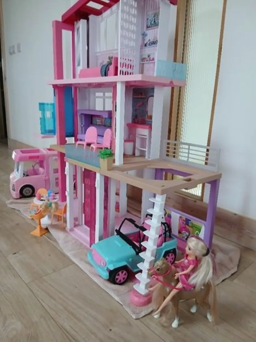 Barbie dream house, car, and camper horse box. - Image 1