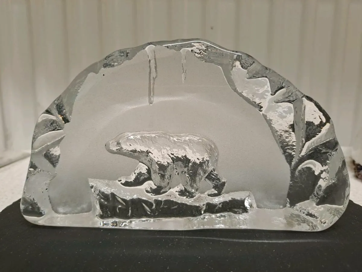Swedish Art Glass Polar Bear Plaque – Mats Jonasso - Image 1