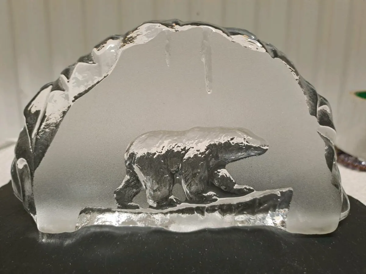 Swedish Art Glass Polar Bear Plaque – Mats Jonasso - Image 2