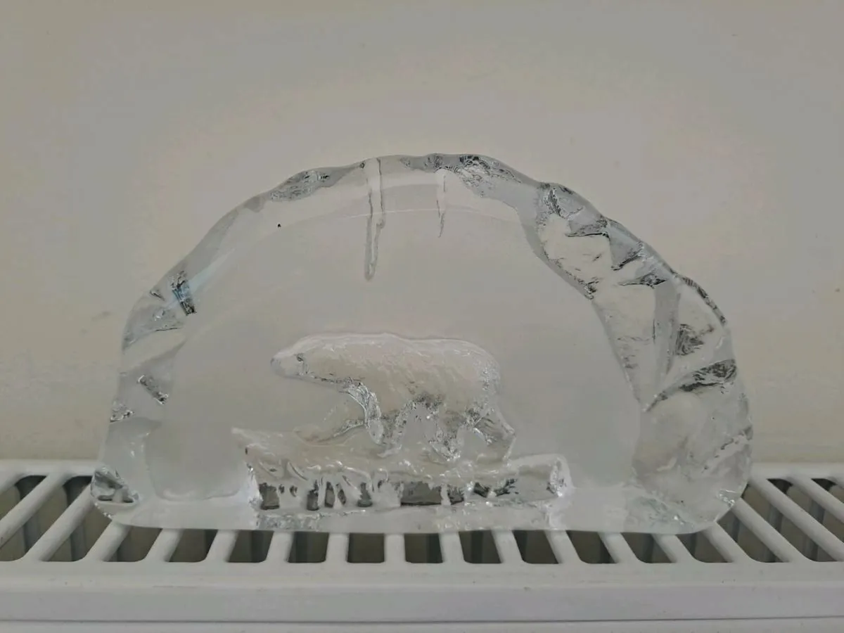 Swedish Art Glass Polar Bear Plaque – Mats Jonasso - Image 3