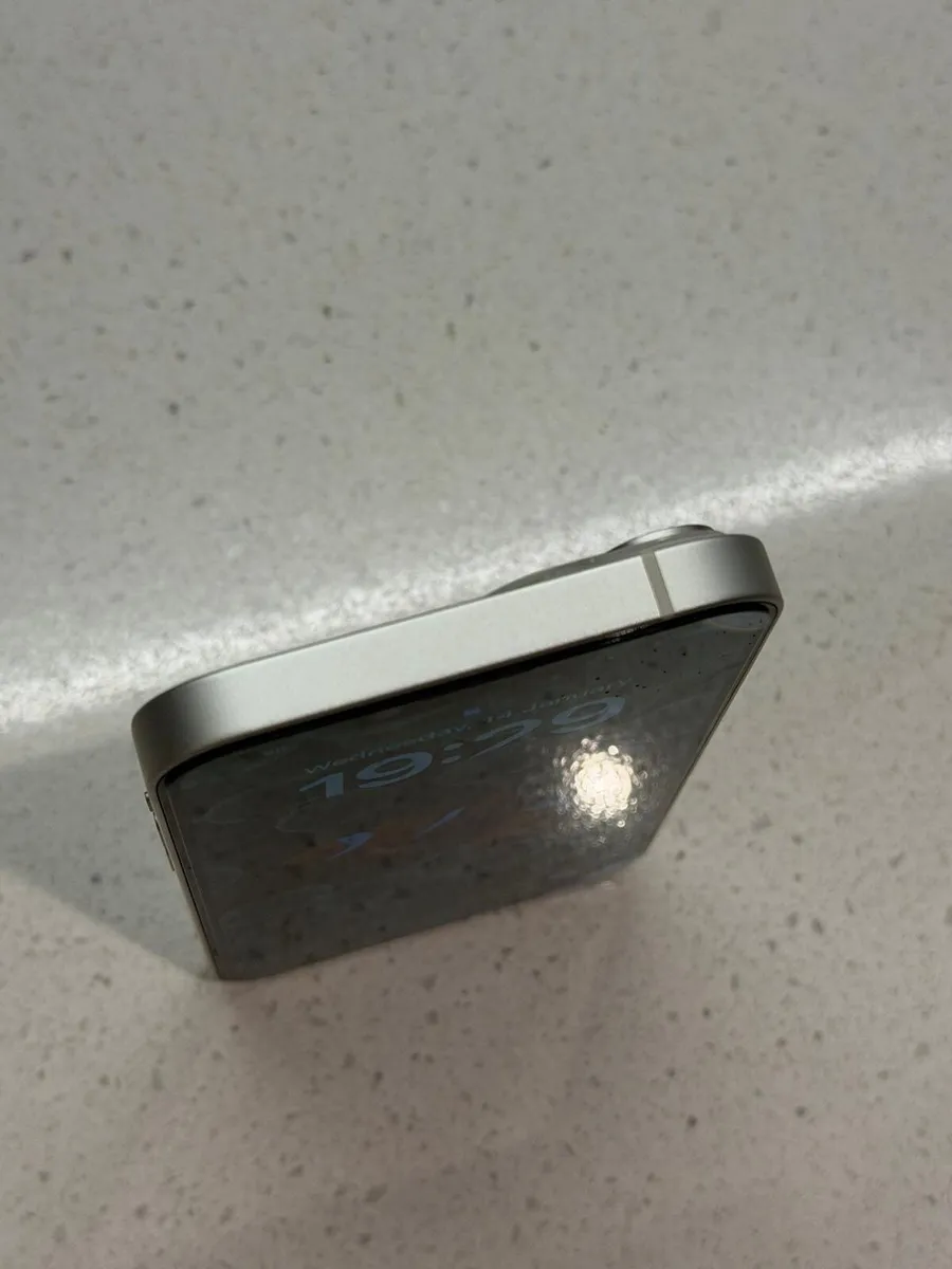 iPhone 14 Starlight - Image 4