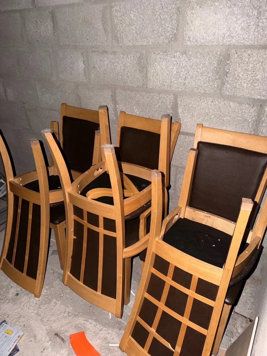 Table and chairs - Image 2