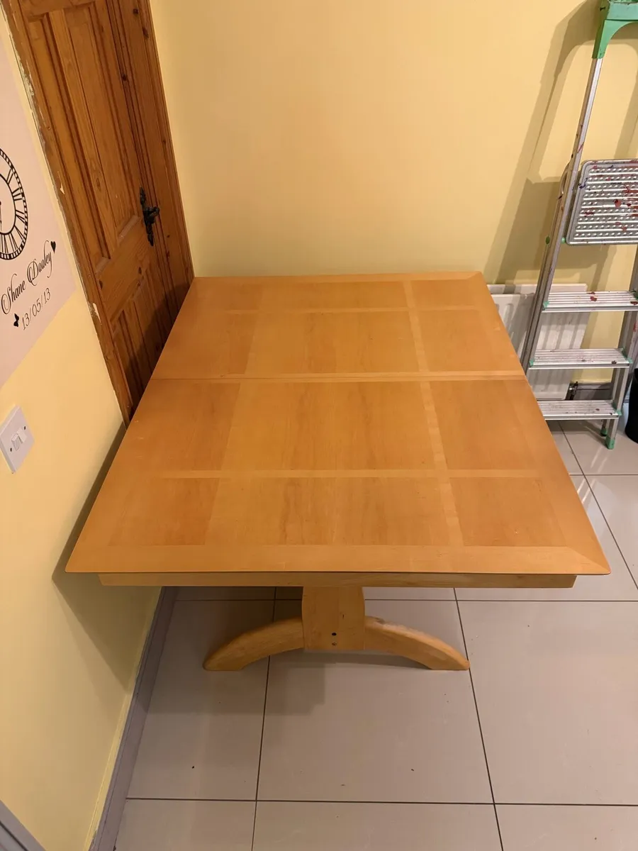 Table and chairs - Image 3