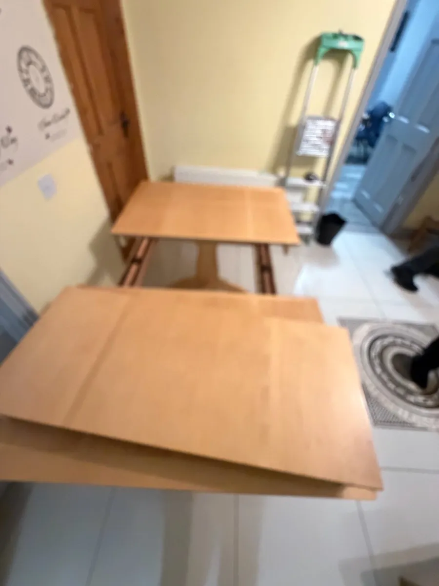 Table and chairs - Image 4