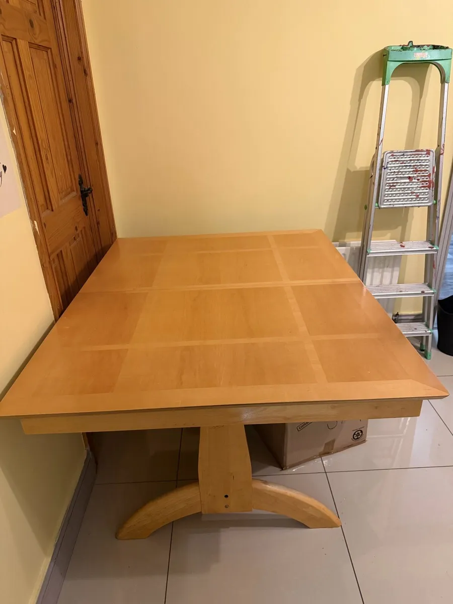 Table and chairs - Image 1