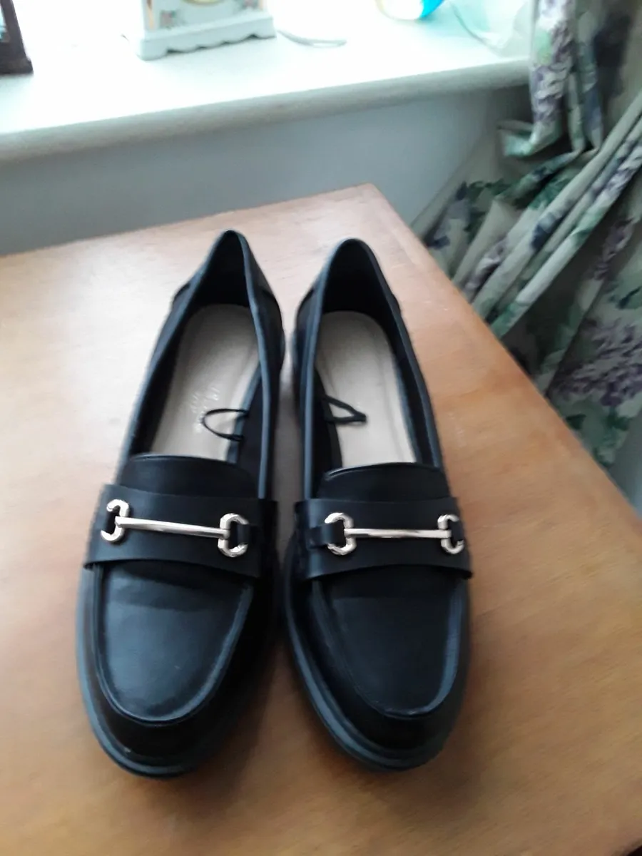 Ladies brand new black shoes size 7 - Image 1