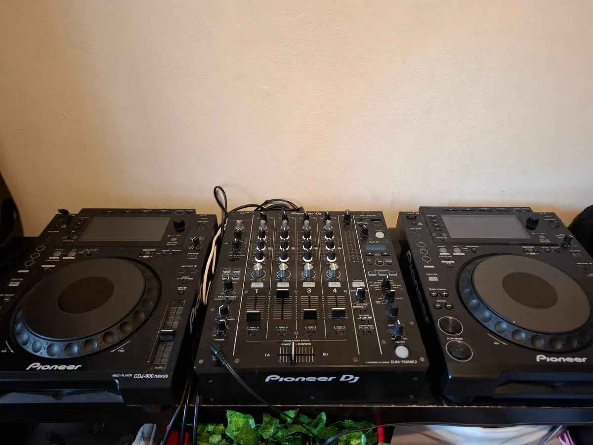 Dj eauipment - Image 4