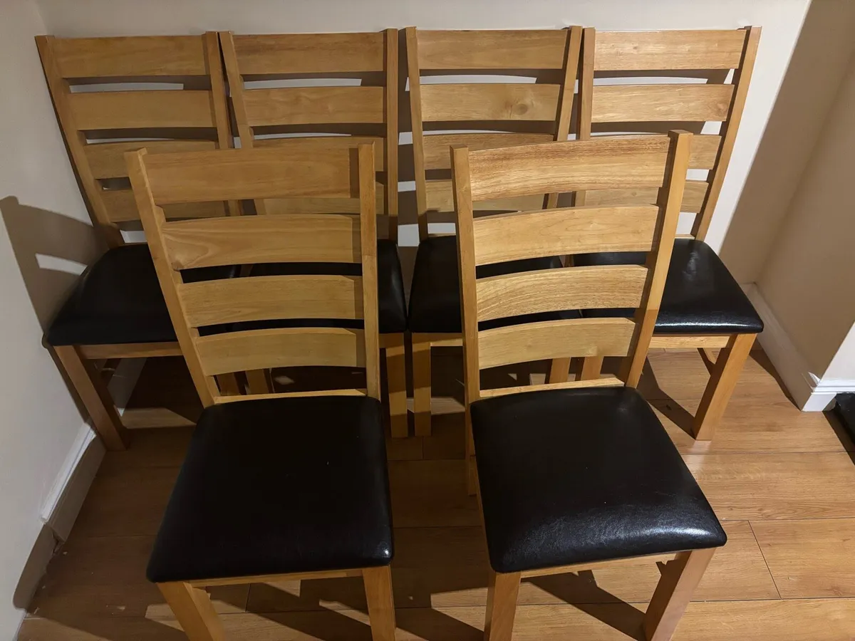Dinning table and 6 chairs 500 free delivery - Image 1