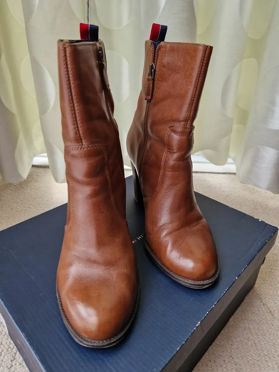 Genuine Tommy Hilfiger Ankle Boots UK7 - Image 3
