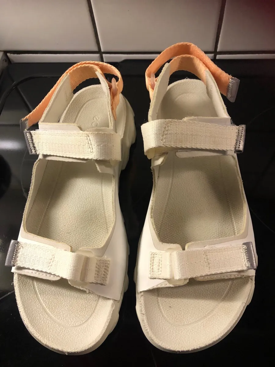 Ladies Ecco sandbags size 40 €20 - Image 1