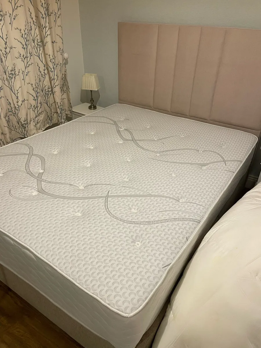 King size bed - Image 1