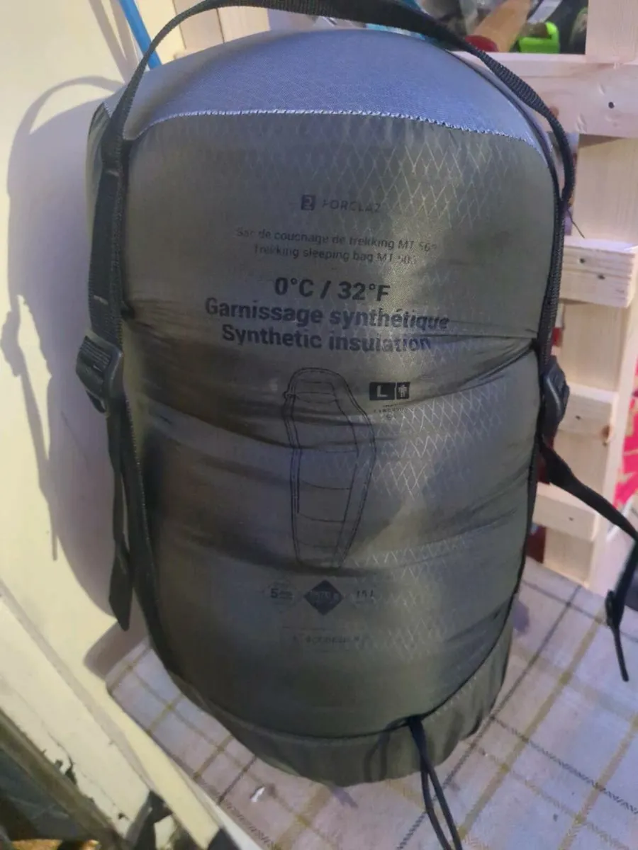 Trekking sleeping bag mt500 - Image 1