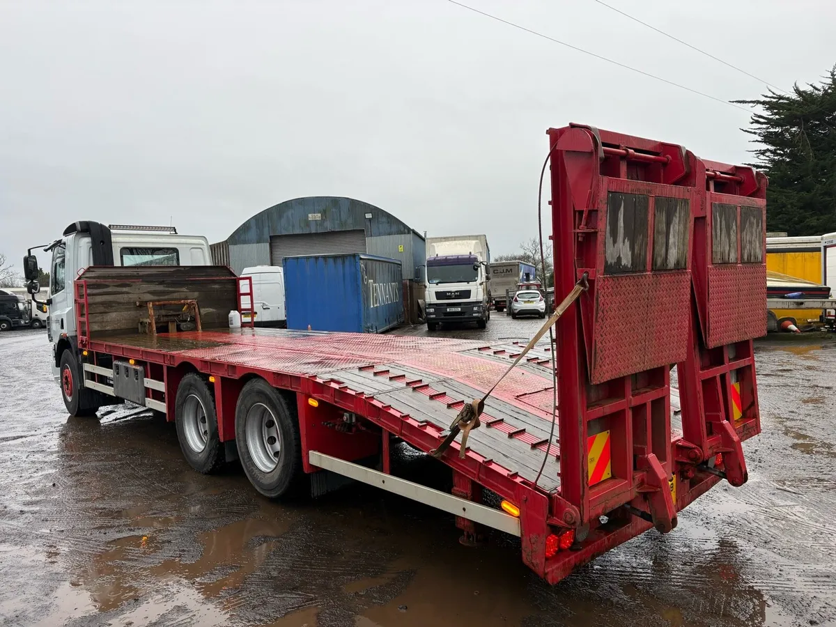 2009 DAF CF75.310 6x2 Beavertail - Image 4