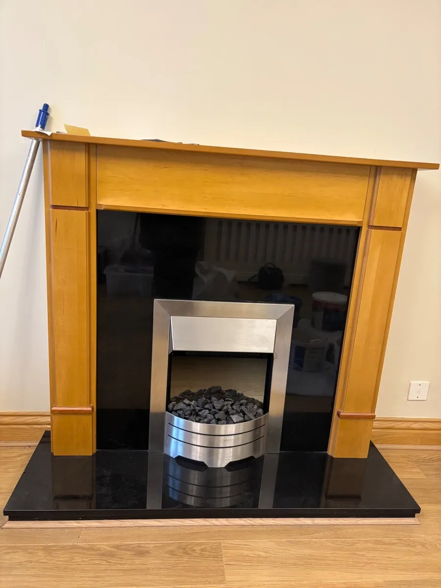 Electric fire place and mantle - Image 1