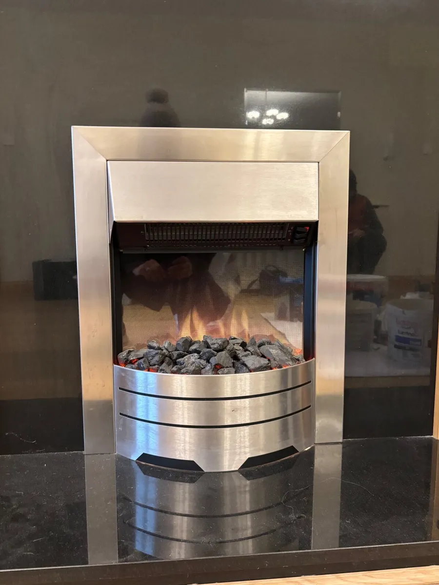 Electric fire place and mantle - Image 4