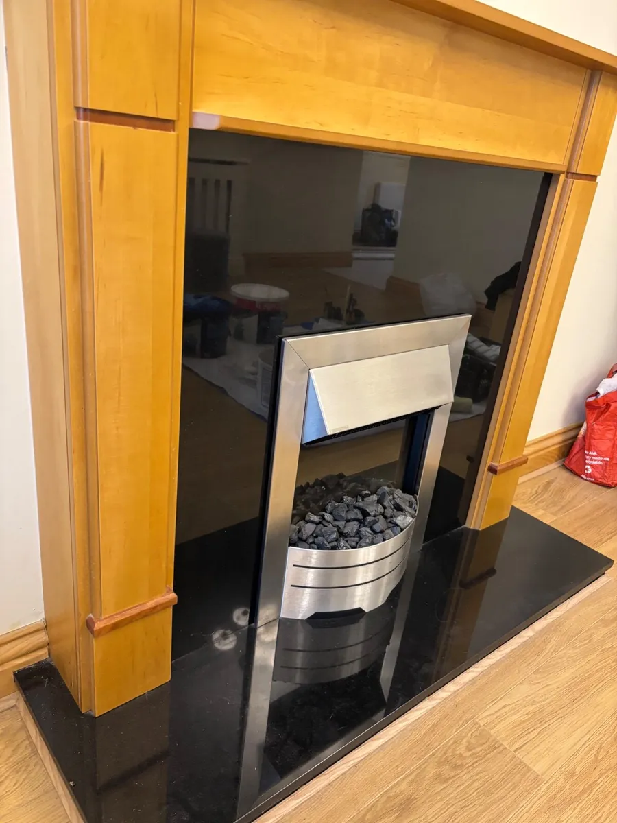 Electric fire place and mantle - Image 2