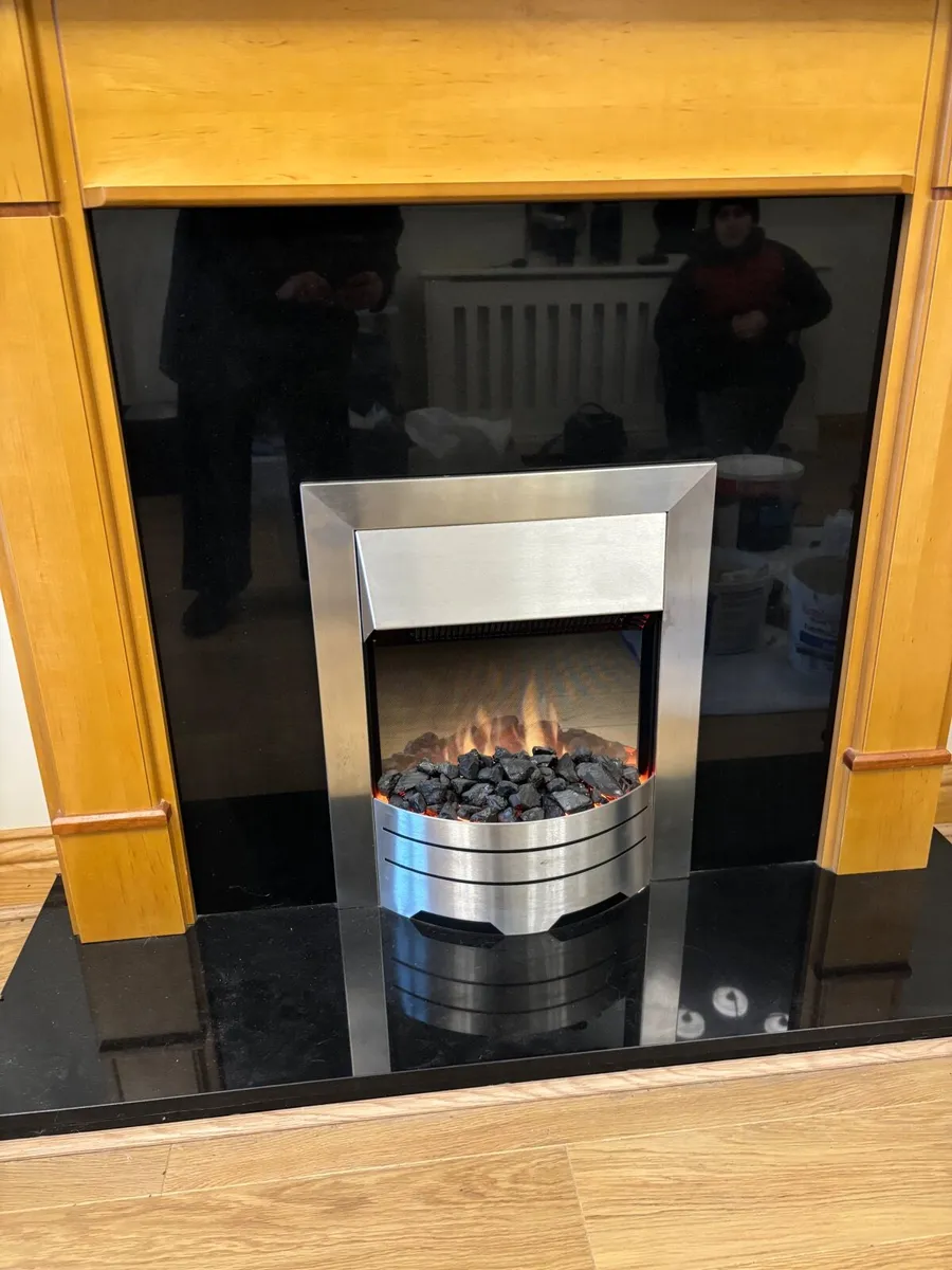 Electric fire place and mantle - Image 3