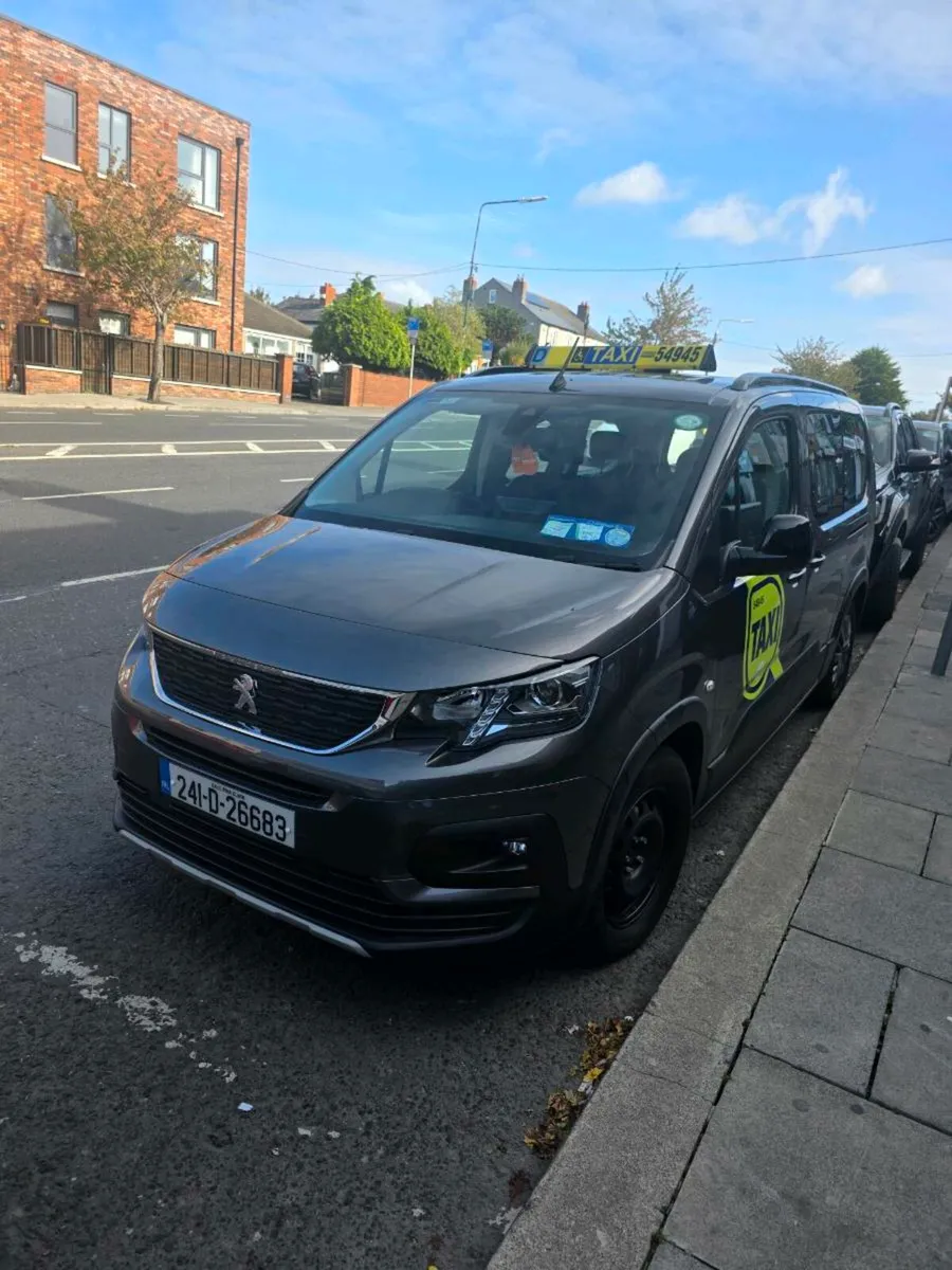 241 e rifter taxi for rent with school run - Image 1