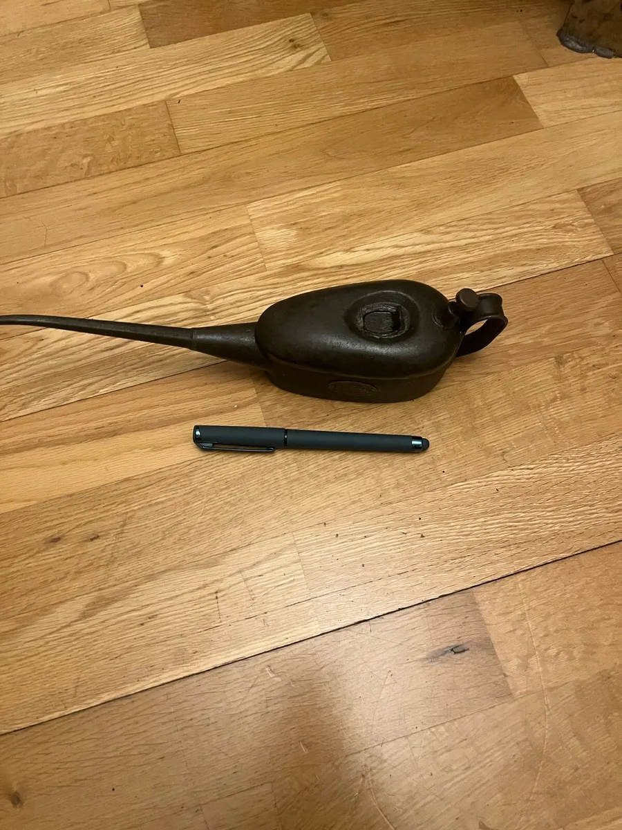 Collection of oil cans - Image 2