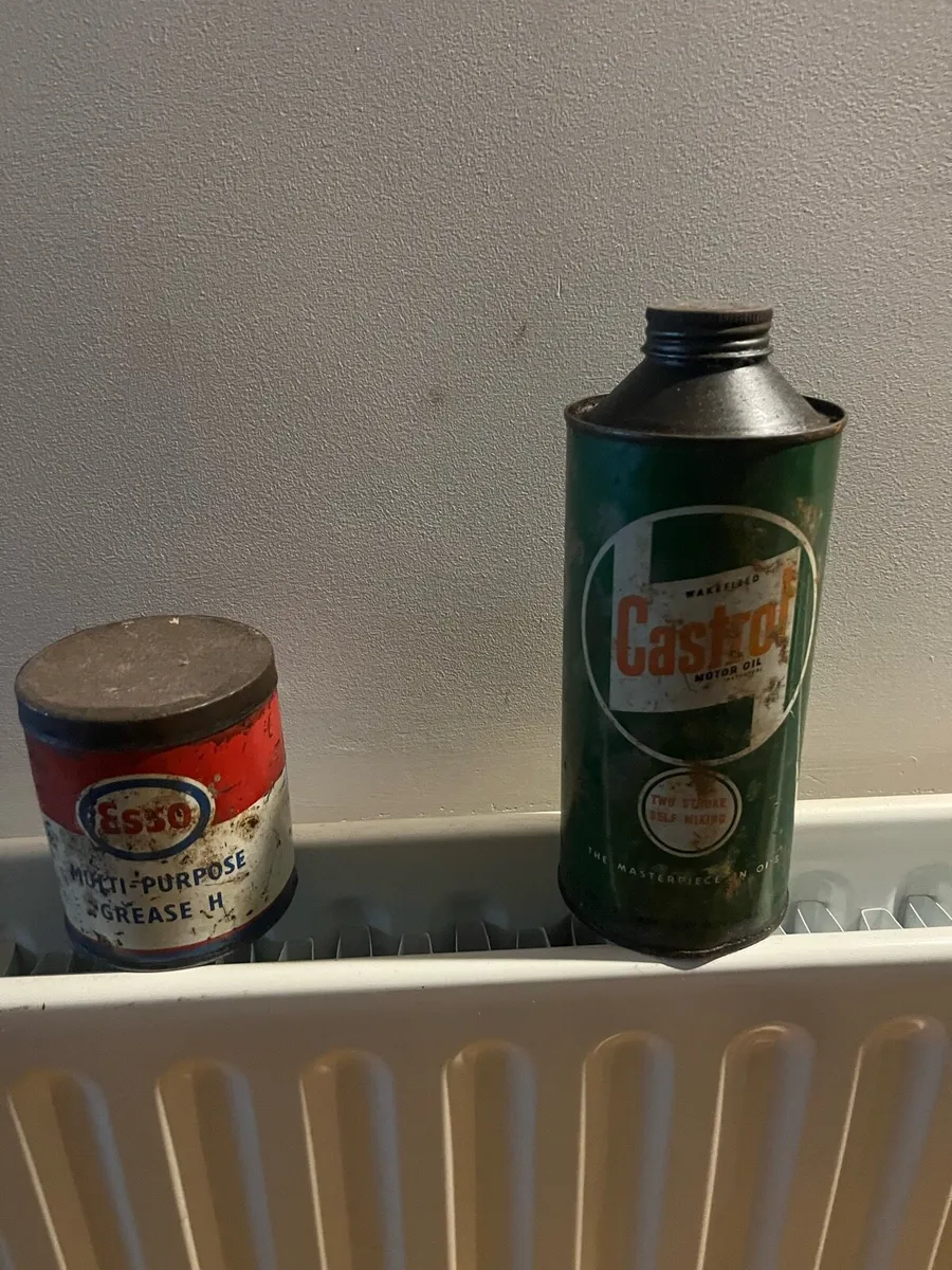 Collection of oil cans - Image 3